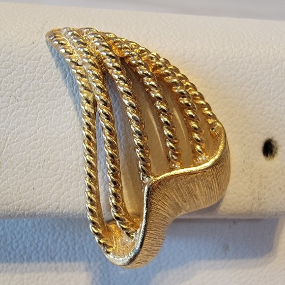 D8 Vintage Monet Gold-tone Clip-on Earrings - Picture 3 of 3